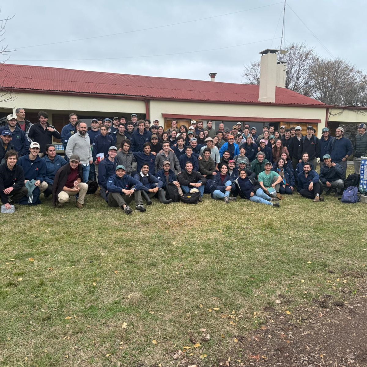 AgroEEMAC's tweet photo. 🍀🐄Cerca de 80 estudiantes que cursan el Taller III en la EEMAC visitaron y relevaron un establecimiento en Soriano.
Se trata de un predio dedicado a la producción agrícola y ganadera en base a pasturas sembradas y campo natural.
Más info👇
https://t.co/7rJppJa99k https://t.co/rM26OC3rBP