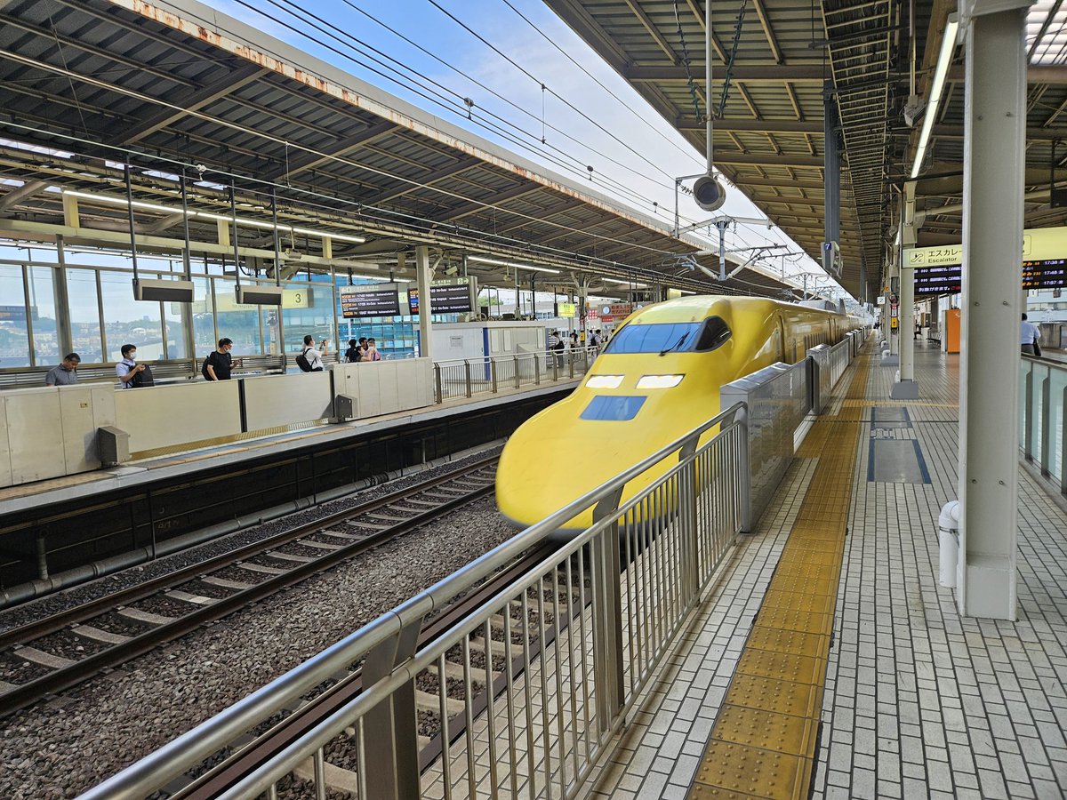 mako_pee's tweet photo. 先月の18日に新横浜駅でドクターイエローに遭遇しました。 https://t.co/zklpFhAe5Y