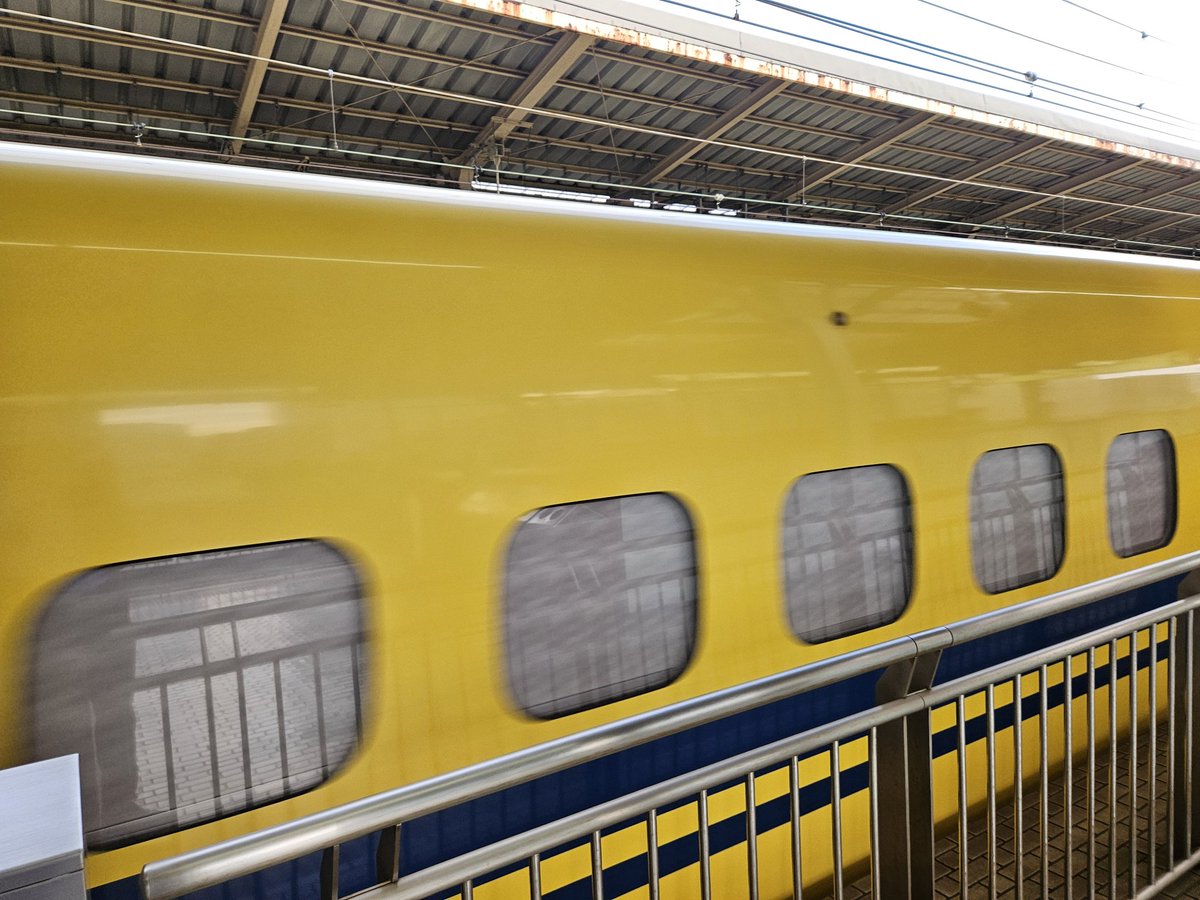 mako_pee's tweet photo. 先月の18日に新横浜駅でドクターイエローに遭遇しました。 https://t.co/zklpFhAe5Y