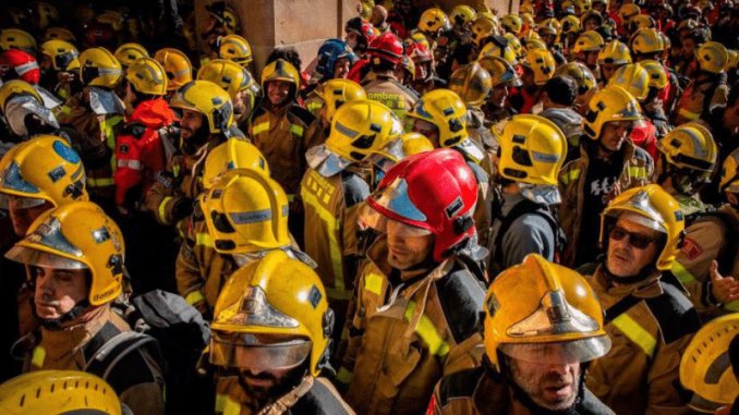 lionelpla's tweet image. ⚠️ Mossos ha ordenat la detenció d'un bomber per ajudar en Carles Puigdemont. 
Estigueu al cas de futures mobilitzacions. 
Si ens toquen a un, ens toquen a tots! 
És hora de tornar a sortir al carrer!