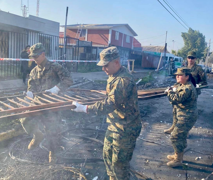Idelgomigas's tweet photo. El @Ejercito_Chile apoyando como siempre en trabajos de apoyo a la ciudadanía en esta emergencia eléctrica que se vive en diferentes zonas de la RM 👏👏
#EnelDistribución https://t.co/VhxF94fCJt