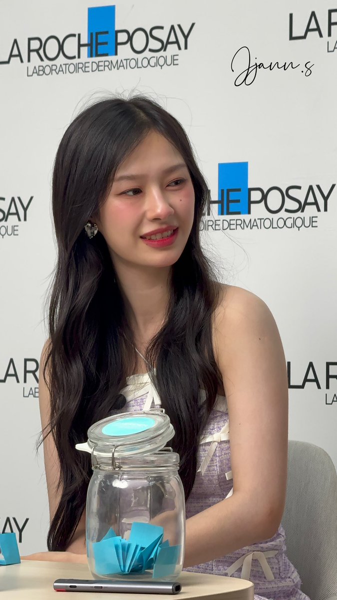 Jrenebaebae's tweet image. มิ้ลค์เลิฟกล้องสดคือฉ่ำมากกก สันดั้งน้องมิ้วนี่บาดมือแล้วตอนถ่าย ส่วนน้องเลิ้บหงึ งุ้ยตามประสาและ2สาวสวยด้วย ลาโค่ชซ์ โพวเซย์(สำเนียงฝรั่งเศสน้องเลิ้บบ)
LAROCHE X ML
#LaRochePosayMelaB3xMilkLove
#มิ้ลค์เลิฟ #MilkLove