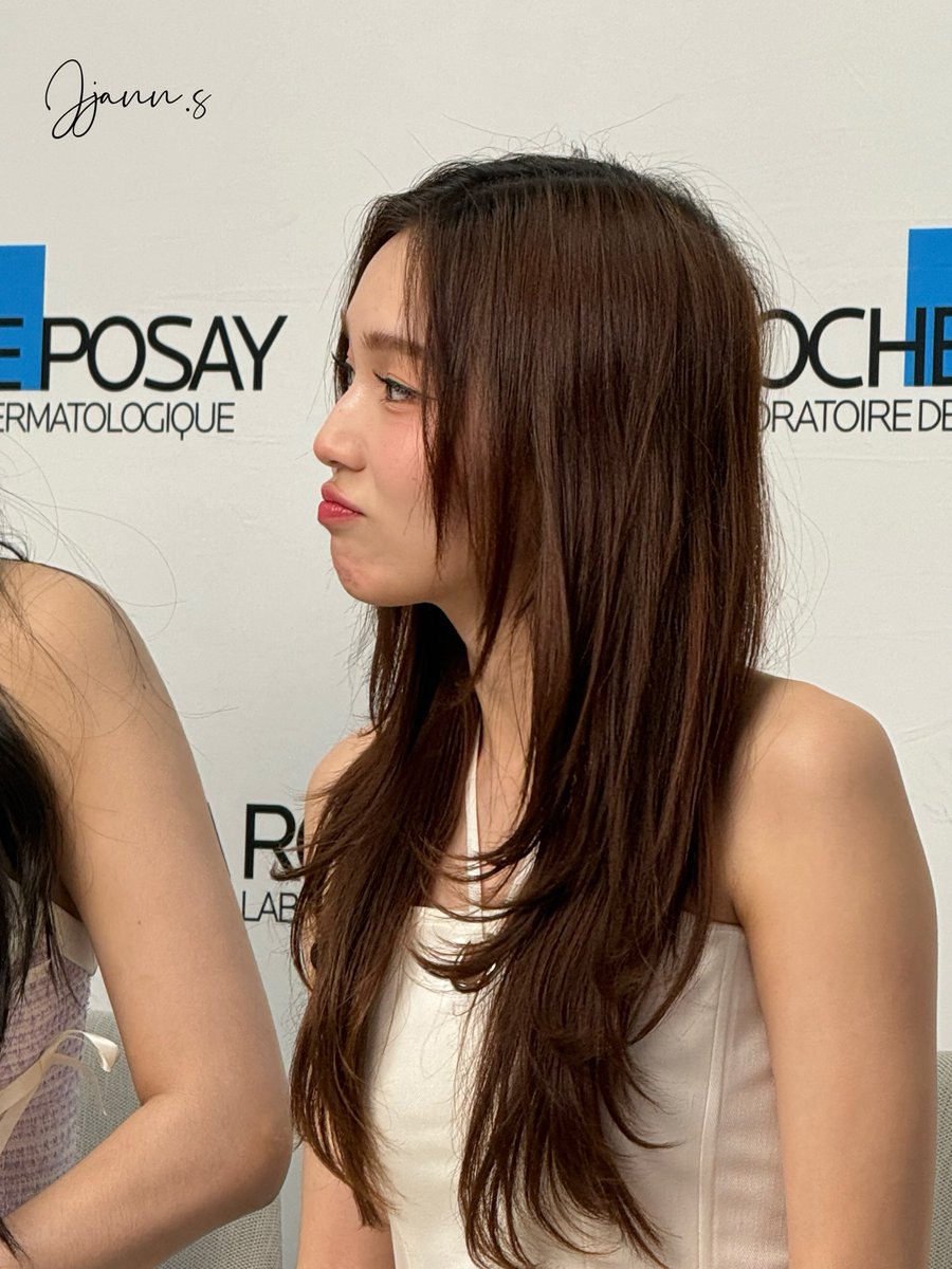 Jrenebaebae's tweet image. มิ้ลค์เลิฟกล้องสดคือฉ่ำมากกก สันดั้งน้องมิ้วนี่บาดมือแล้วตอนถ่าย ส่วนน้องเลิ้บหงึ งุ้ยตามประสาและ2สาวสวยด้วย ลาโค่ชซ์ โพวเซย์(สำเนียงฝรั่งเศสน้องเลิ้บบ)
LAROCHE X ML
#LaRochePosayMelaB3xMilkLove
#มิ้ลค์เลิฟ #MilkLove