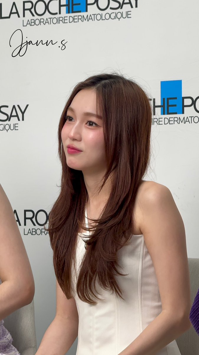 Jrenebaebae's tweet image. มิ้ลค์เลิฟกล้องสดคือฉ่ำมากกก สันดั้งน้องมิ้วนี่บาดมือแล้วตอนถ่าย ส่วนน้องเลิ้บหงึ งุ้ยตามประสาและ2สาวสวยด้วย ลาโค่ชซ์ โพวเซย์(สำเนียงฝรั่งเศสน้องเลิ้บบ)
LAROCHE X ML
#LaRochePosayMelaB3xMilkLove
#มิ้ลค์เลิฟ #MilkLove