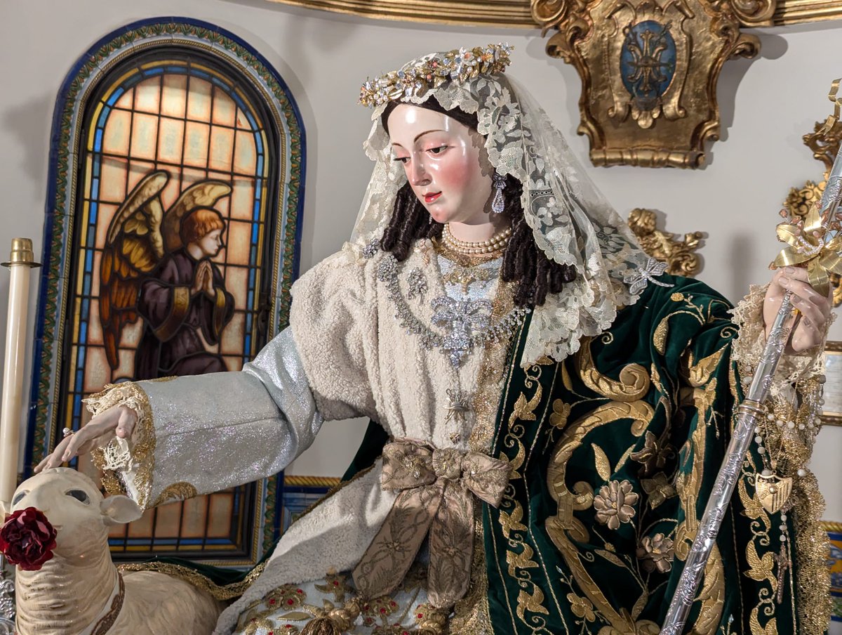 👑 "Apareció en el cielo una gran señal: una mujer vestida del sol, con la luna bajo sus pies y una corona de doce estrellas sobre su cabeza" ☀️🌙

🌸 La #DivinaPastora aguarda el inicio del Triduo preparatorio de su Coronación Canónica (27-29 septiembre) ⏳ 

#cofradíasMLG