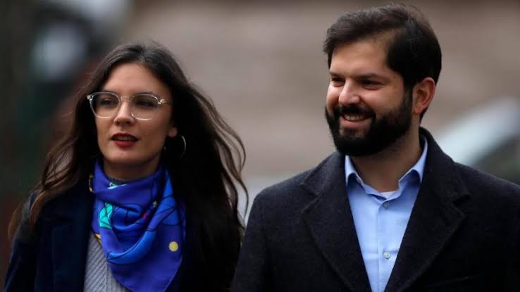 Chile fue el segundo pais en reconocer las autoridades peruanas impuestas por un golpe de Estado (después de EEUU - y la OEA). Las ayudó a legitimarse en el conflicto diplomático con México por la Alianza dl Pacífico 

Ver a Boric y Camila hablar ahora de democracia es...chistoso