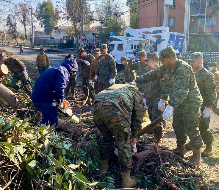 Idelgomigas's tweet photo. El @Ejercito_Chile apoyando como siempre en trabajos de apoyo a la ciudadanía en esta emergencia eléctrica que se vive en diferentes zonas de la RM 👏👏
#EnelDistribución https://t.co/VhxF94fCJt