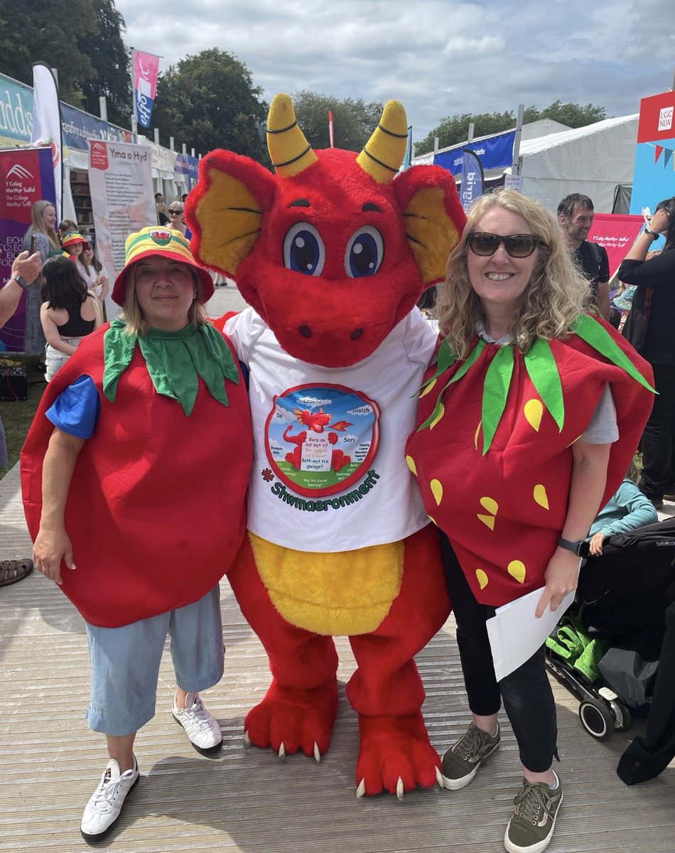 CTMUHBDietetics's tweet photo. Mae PIPYN yn dod i'r Rhondda a Thaf Elái! Rydym wedi cael sgyrsiau gwych yn yr Eisteddfod yr wythnos hon gyda theuluoedd a phartneriaid am eu cefnogi i wneud dewisiadau iach. Stondin 156.  #PIPYN #TeuluoeddHapusIach @CwmTafMorgannwg @CTMUHBDietetics @Rhonddacluster @taffelycluste https://t.co/07gLvdgS1y