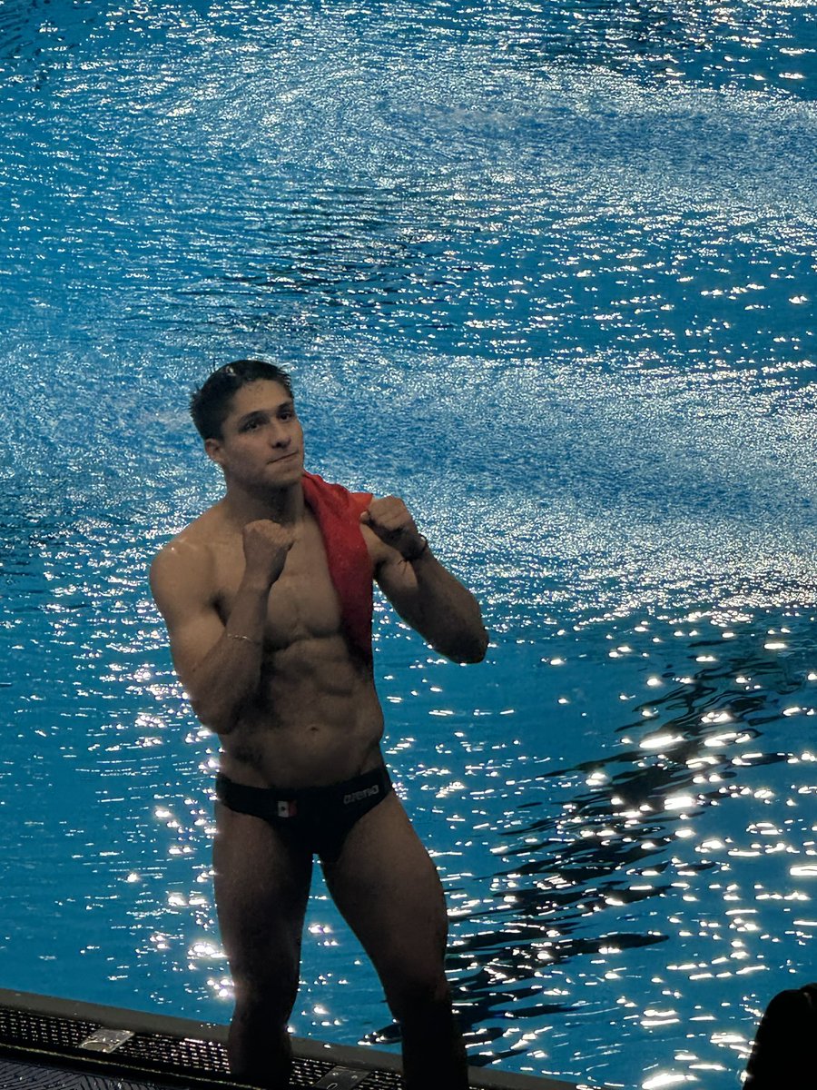 WeAreEstrellas's tweet photo. Se cuentan con los dedos de una mano a los atletas de 🇲🇽 que han ganado dos medallas en unos mismos #JuegosOlímpicos. En sincronizados o individual, compitiendo de tú a tú contra los chinos en el trampolín de 3m de #Paris2024. 20 añitos tiene. LEGENDARIO LO DE OSMAR OLVERA🥈🥉 https://t.co/fWeeGU7uz8