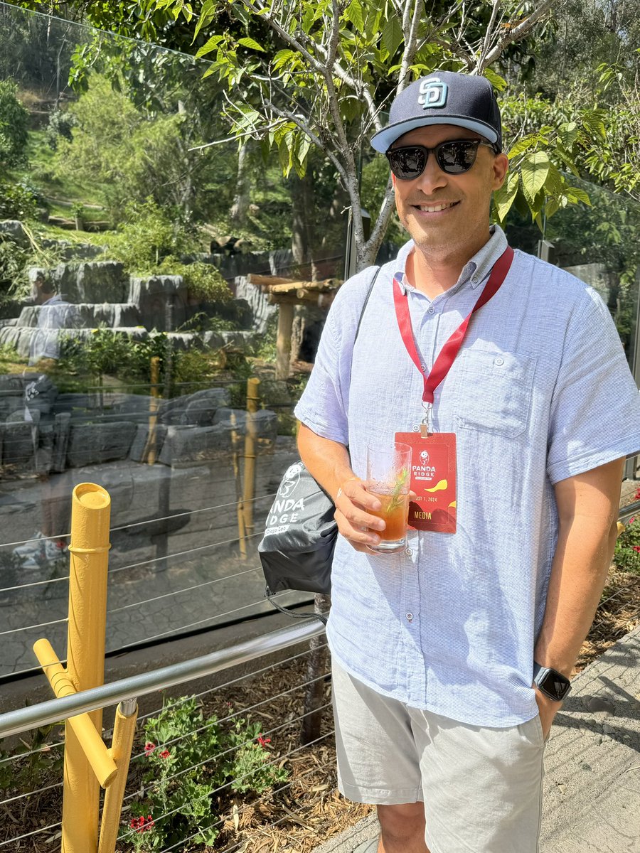 RaoulMartinezTV's tweet image. Took the fam to get a sneak peek of the pandas! 🐼💖🐼💖 

@sandiegozoo  #PanDiego  #americasfinestpandas #Pandas #Panda #SanDiego #Zoo #SanDiegoZoo #PandaRidge #YunChuan  #XinBao @fox5sandiego 
#PandaDay  @XtineMar