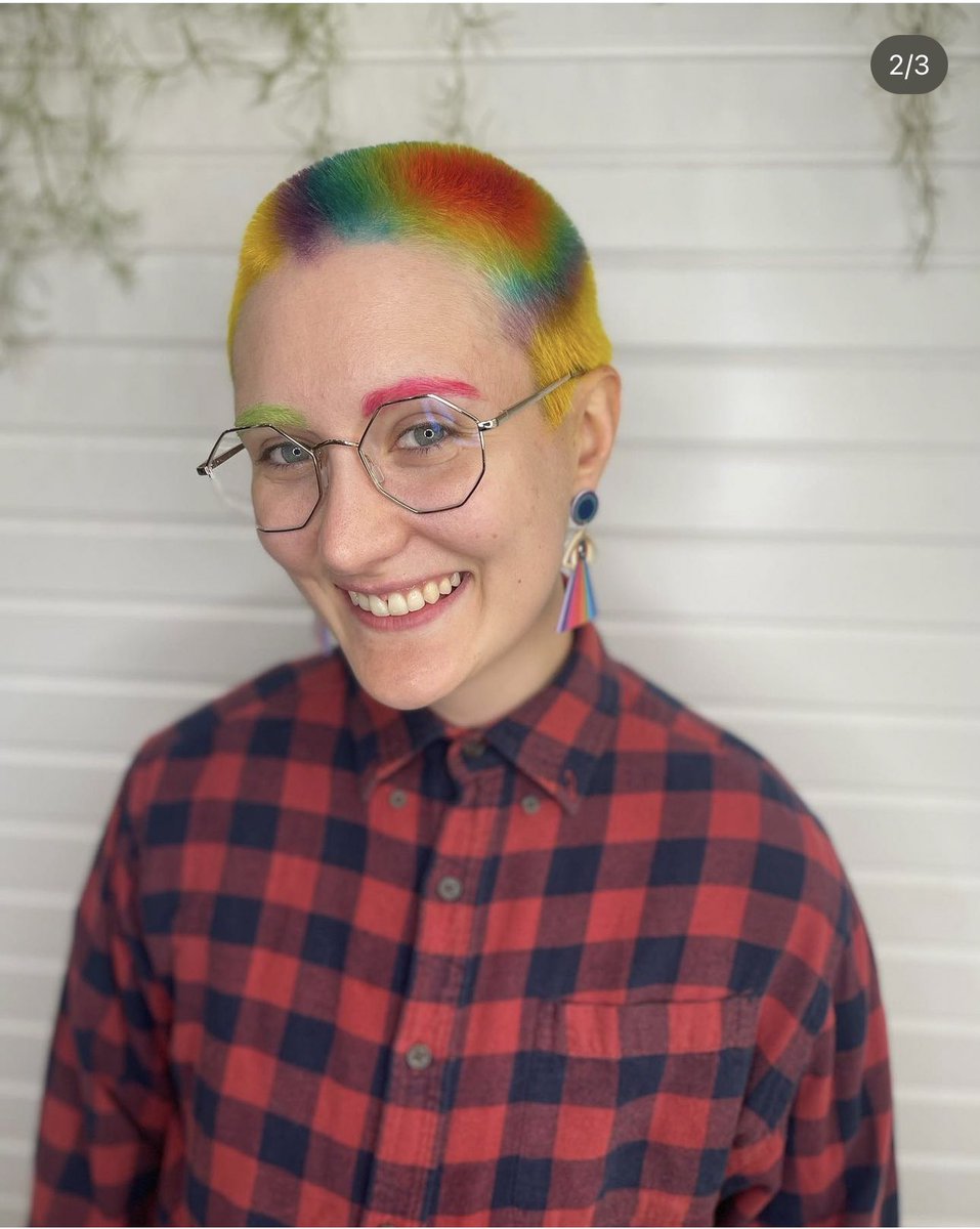 libsoftiktok's tweet image. Meet Kipp Ellis. A trans nonbinary queer activist. She organizes a “trans joy summer camp” for “lgbtq kids” in Kansas which includes lessons on pole dancing.

She teaches kids how to inject hormones and says everything about America is violent and sports are rooted in violence.