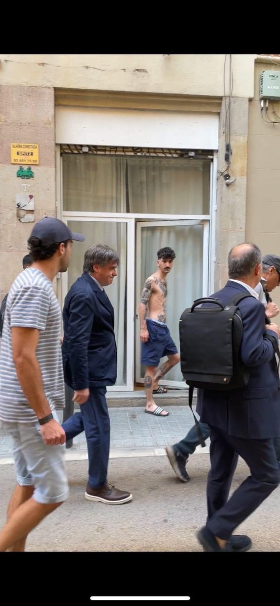 Guillemmartnez's tweet photo. De la Red, ignoro su autor, sorry. La mejor foto: Puigdemont y el Área Metropolitana. https://t.co/Cu5CRpazgj