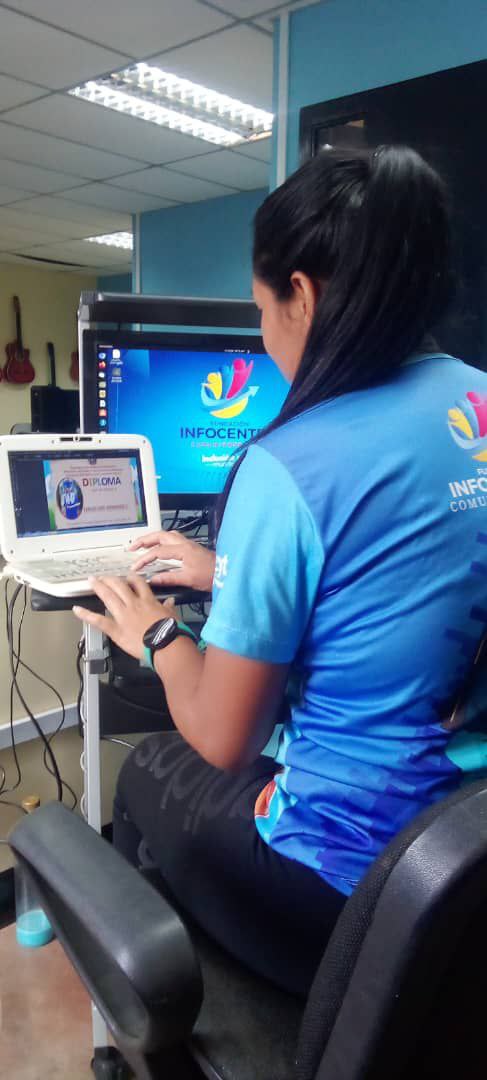 En @YAR20P contribuimos a solucionar las necesidades de nuestras instituciones… Aquí brindando apoyo al Complejo Educativo José Leonardo Chirino en el diseño de certificados…

#PuebloSonrienteYEnPaz
¡Vamos!
<a href="/Gabrielasjr/">Gabriela Jiménez</a>
@LarosaInfove
<a href="/InfocentroOce/">Infocentro_Vzla3</a>