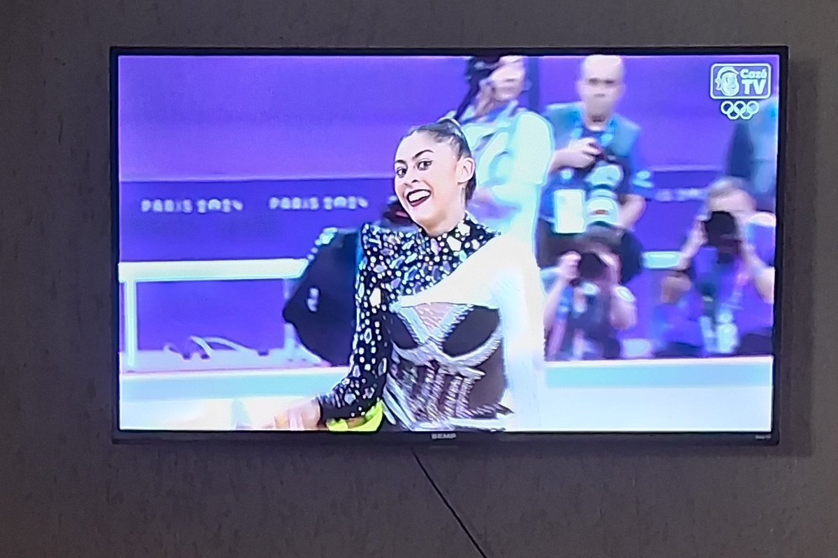 ctito's tweet photo. Não sei se é o padrão o acessório ser de uma cor específica mas essa que ela usou não "casou" com a música kkk embora a performance tenha sido impecável https://t.co/l20YeDkqRN