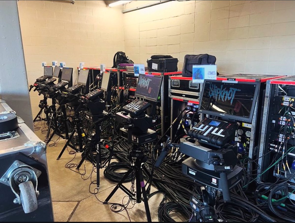 TheRobeWay's tweet photo. Swinging through Noblesville, Indiana, for a #TechThursday in @Robelighting #RoboSpot world at the @ruoffmusicenter for night 1 of #SlipKnot with Damian Rogers from One4Five Creative Group.
#therobeway #robelighting #one4fivecreative #concertlighting #lightingdesign #techlife https://t.co/d8N0yCiuLq
