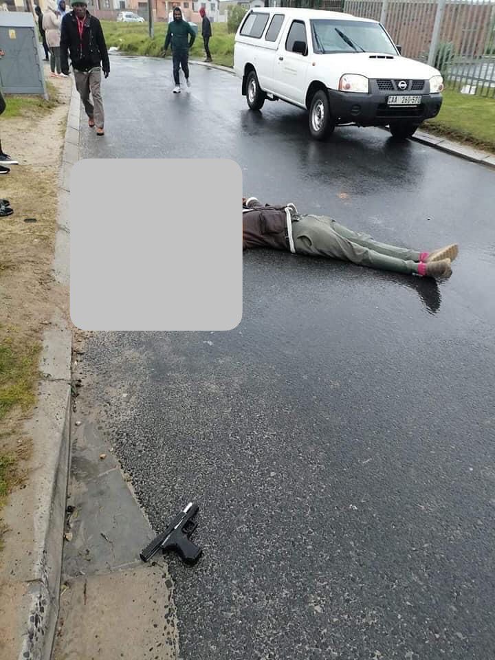 Suspected hijackers shot dead in Montclair, Cape Town.

Two men were apparently trying to hijack and rob a truck driver. The driver shot and killed them.

#CrimeWatch