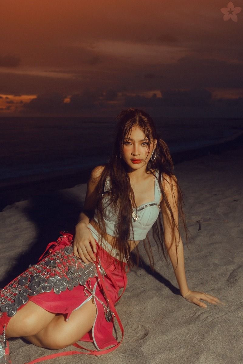 smolmidoring's tweet image. i will never shut up about colet’s ‘karera’ era, i mean LOOK AT HER 😳