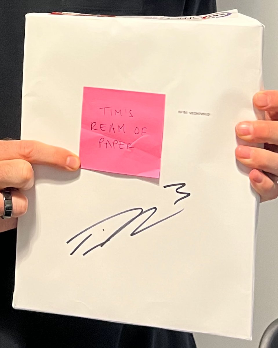 CharlotteFC's tweet photo. You might have seen a kit signed. Maybe even a boot signed… but you ain’t ever seen a 𝑹𝒆𝒂𝒎 of paper signed. 😏

Like and RT for a chance to win! https://t.co/qE507qHr6F