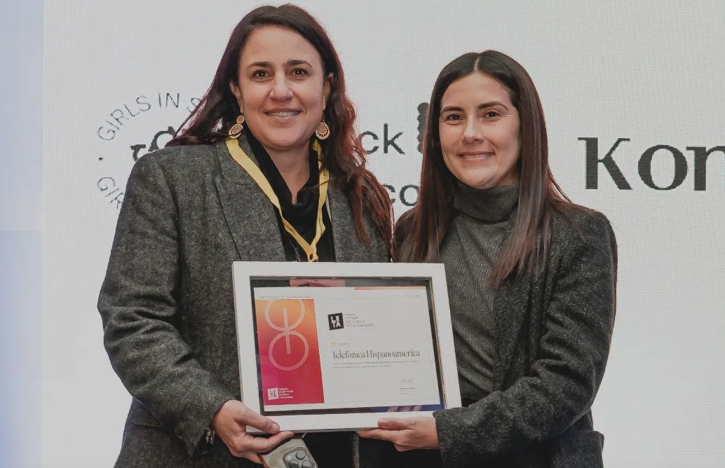 Espana_Colombia's tweet photo. 🏆 @MovistarCo ha sido reconocida por @Laboratoriala con el premio «Iniciativa Pionera» en los Latam Inclusive Tech Awards #LITA2024

👩👩‍🦰👩‍🦳 El galardón reconoce su labor en la promoción de la equidad de género a través del programa ‘Mujeres en Red’ 

https://t.co/GYdUz0gWrx https://t.co/NimZTlqi2u