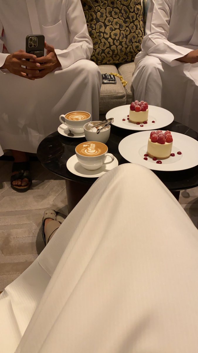 وشلون ما افرح في حضورك و ألبيه 
وانت المكان اللي تـجيه . . يتبارك