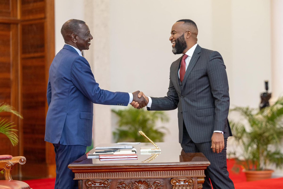 It's only in Kenya where a guy who was found with 787kgs of Heroin worth 287M USD is given a Ministry then mama mboga who was promised a good business is taxed more.
Ni malimwengu tu 

#RutoMustGo