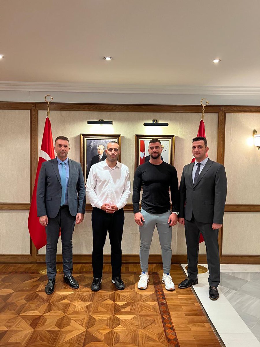 TC_MoskovaBE's tweet photo. Satrançboksu Spor Kulübü Yönetim Kurulu Başkanı Doğukan Çınar ve satrançboksu sporcusu Mustafa Işık, Rusya’nın Çeboksarı şehrinde düzenlenecek turnuvaya katılmak üzere geldikleri Moskova’da Büyükelçiliğimizi ziyaret ettiler. 

Ülkemizde hızla gelişmekte olan spor branşları arasında yeralan satrançboksu hakkında verdikleri bilgiler ve nazik ziyaretleri için kendilerine teşekkür eder, müsabakalarda ve çalışmalarında başarılar dileriz.

Председатель совета директоров спортивного клуба по шахбоксу Догукан Чинар и шахбокс-спортсмен Мустафа Ышык посетили наше Посольство в Москве с целью дальнейшего участия в турнире, который будет организован в Чебоксарах, Россия. 

Мы хотели бы поблагодарить их за любезный визит и информацию о шахбоксе, который является одним из быстро развивающихся видов спорта в нашей стране, и пожелать им успехов в соревнованиях и работе.