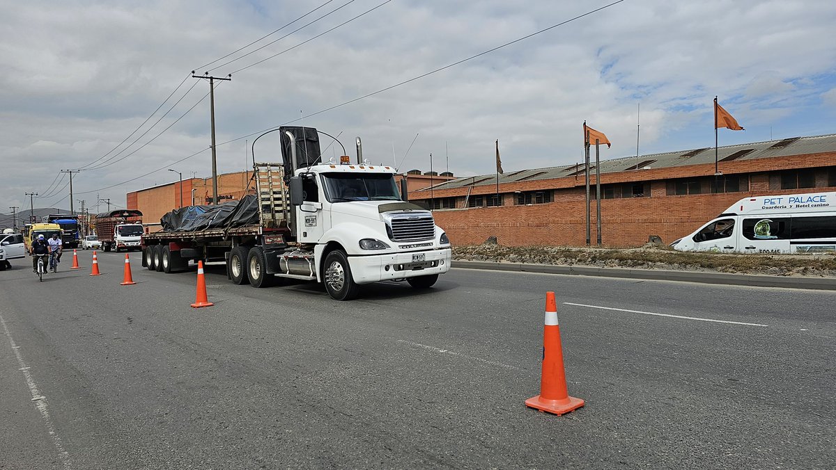 CAR_Cundi's tweet photo. A esta hora, en articulación con la @Alcaldia_Soacha, iniciamos operativo de control de contaminación del aire en la autopista Sur. Con unidades móviles de alta tecnología medimos las emisiones de algunos vehículos para conocer su impacto y la afectación a este recurso. https://t.co/vlblcx4BqR