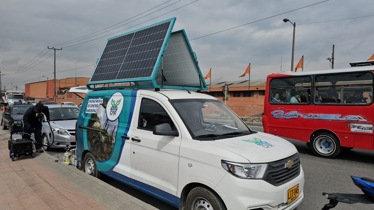 CAR_Cundi's tweet photo. A esta hora, en articulación con la @Alcaldia_Soacha, iniciamos operativo de control de contaminación del aire en la autopista Sur. Con unidades móviles de alta tecnología medimos las emisiones de algunos vehículos para conocer su impacto y la afectación a este recurso. https://t.co/vlblcx4BqR