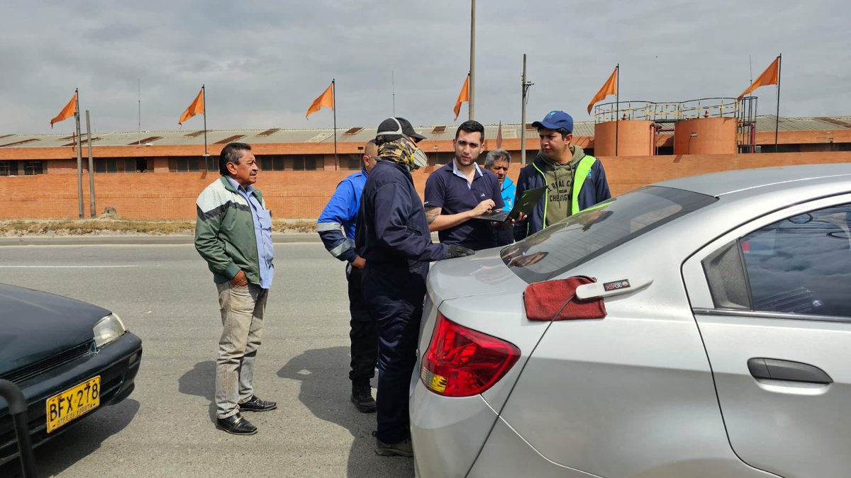 CAR_Cundi's tweet photo. A esta hora, en articulación con la @Alcaldia_Soacha, iniciamos operativo de control de contaminación del aire en la autopista Sur. Con unidades móviles de alta tecnología medimos las emisiones de algunos vehículos para conocer su impacto y la afectación a este recurso. https://t.co/vlblcx4BqR
