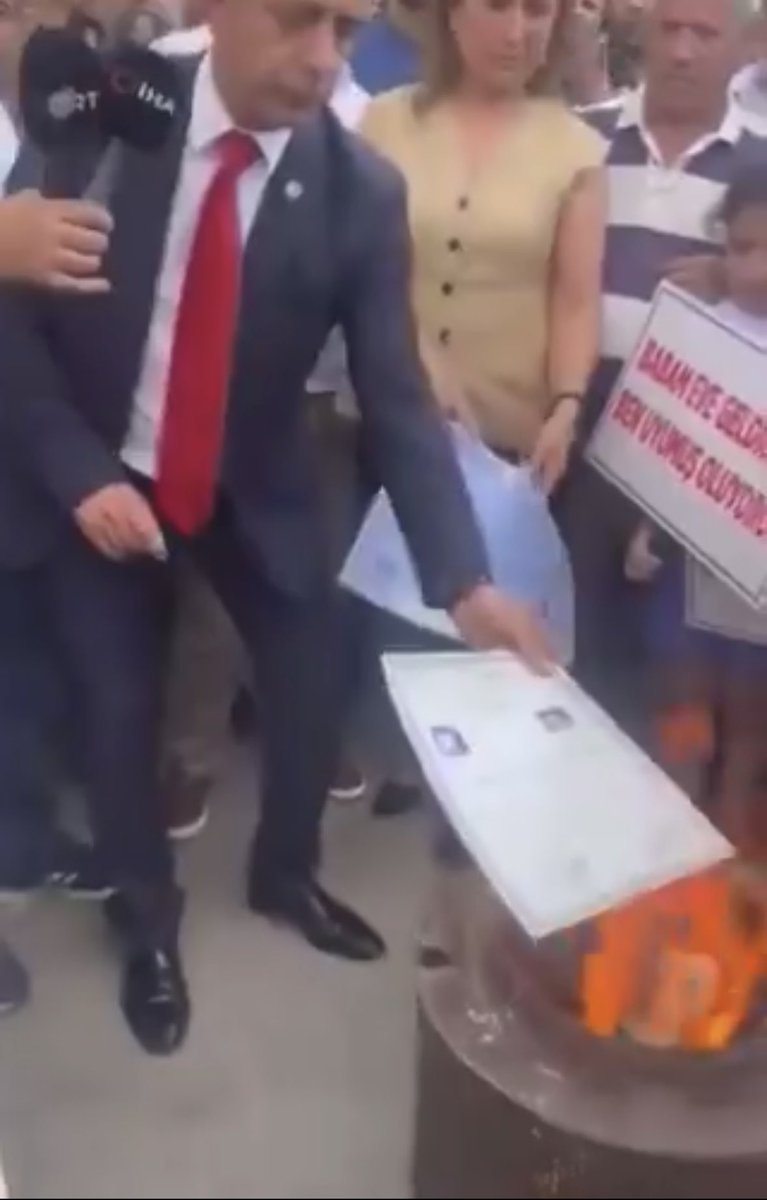 AlisahinSmmm's tweet photo. Gaziantep SMMM Odası Başkanı Hakan Özseven, angaryalara enflasyon muhasebesine HAYIR demek için Oda Sekreteriyle birlikte ruhsatlarını yaktılar. 
Kim ki Mali Müşavirlerin mücadelesi  için bir adım atarsa gönlümüzde desteğimizde onlarla birliktedir. 
@memetsimsek 
@HmbSosyalMedya https://t.co/PTz9PB1Skk