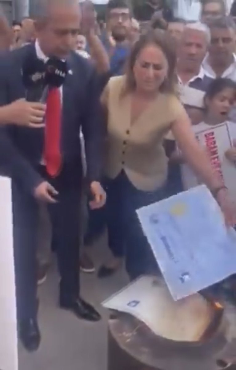 AlisahinSmmm's tweet photo. Gaziantep SMMM Odası Başkanı Hakan Özseven, angaryalara enflasyon muhasebesine HAYIR demek için Oda Sekreteriyle birlikte ruhsatlarını yaktılar. 
Kim ki Mali Müşavirlerin mücadelesi  için bir adım atarsa gönlümüzde desteğimizde onlarla birliktedir. 
@memetsimsek 
@HmbSosyalMedya https://t.co/PTz9PB1Skk