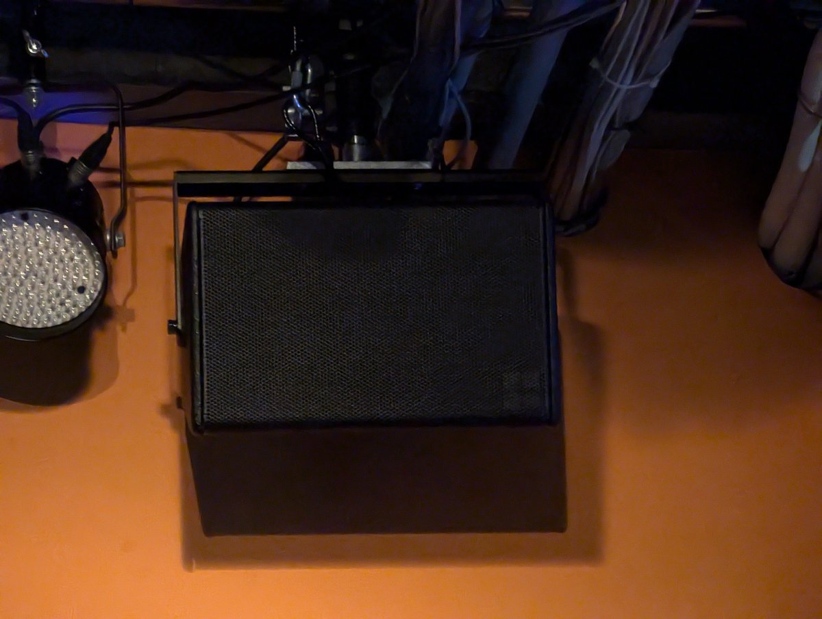 idomizu_'s tweet image. d&amp;amp;b Soundscape 体験ライブ at 福山Cable

ライブイマーシブの感想を一言でいうと「音楽が聴けた」(??)

隅の方聴いても定位が自然で、大音量でも破綻や聴き疲れなどがないので、機材やシステムなどの細かい話は一旦忘れて、音楽に集中することができた
#福山Cable #dbSoundscape #ライブイマーシブ