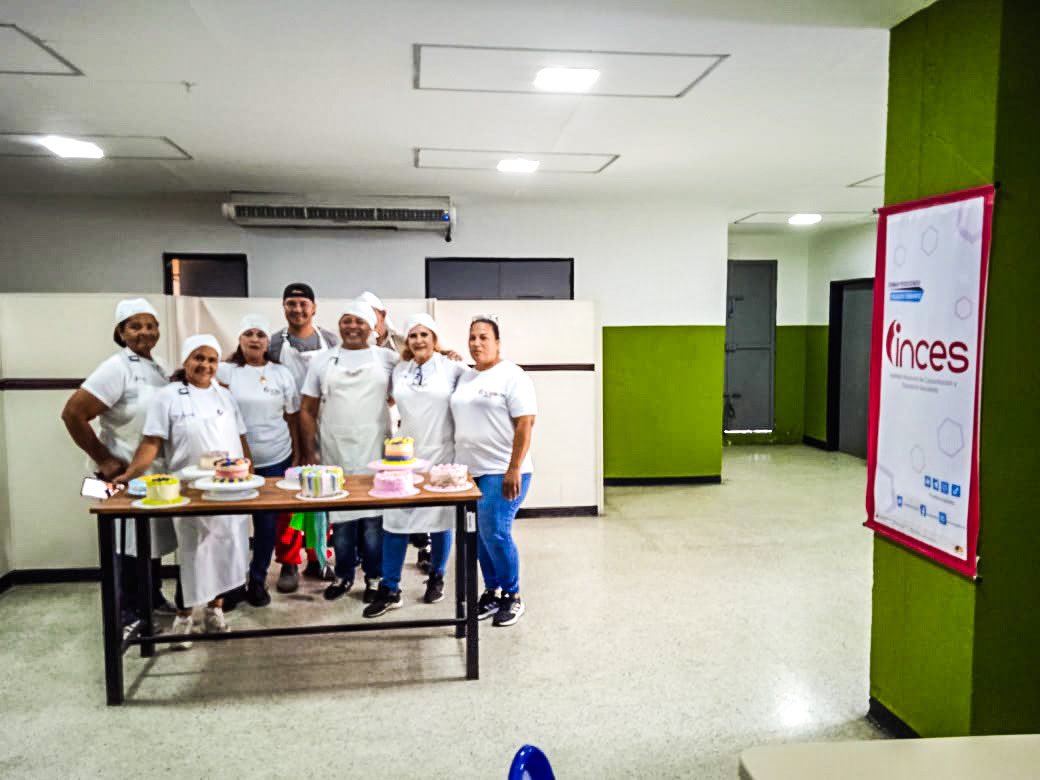 ¡Aprenden la técnica !

Una exquisita variedad de tortas realizaron 19 participantes de la unidad curricular "Masas básicas de pastelería y repostería" junto al maestro Roger Rodríguez, del cfs Artes Gráficas del Inces Zulia 

#LaTécnicaQueTransforma
#PuebloSonrienteYEnPaz