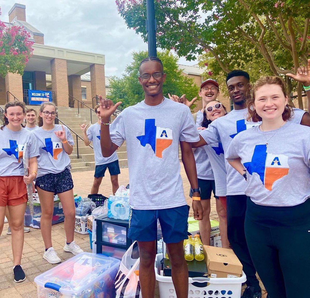 One week away until all our besties are back in Maverick country!! Here’s everything you need to know &amp; more about move-in-day!💙🧡 uta.edu/campus-ops/hou…