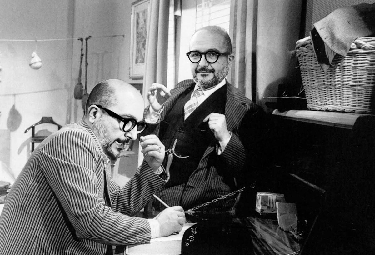 #Sangiuliano e il suo social media manager mentre scrivono il post su #instagram #Napoli  #8agosto