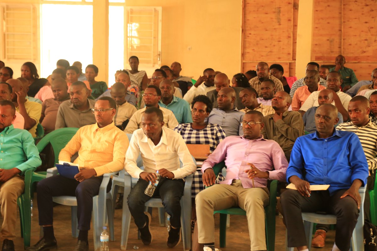 MwalimuSacco's tweet photo. Uyu munsi tariki ya 08/08/2024 muri @GatsiboDistrict, @MwalimuSacco iri kuganira n'abanyamuryango basaga ijana na mirongo inani muri gahunda y'ubukangurambaga bugamije gusobanurira abanyamuryango serivisi n'imikorere bya koperative yabo.
#serviceawareness https://t.co/q5LYwgpP0J