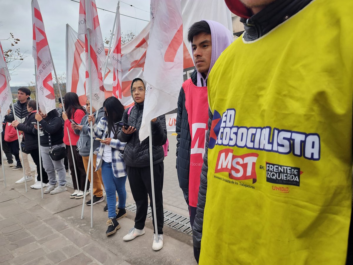 eco_mst's tweet photo. Estamos concentrados en la Legislatura de Jujuy junto a las comunidades y organizaciones sociales y politicas, mientras adentro se preparan para votar la adhesión al RIGI. ¡No a la ley de saqueo! ¡Basta de extractivismo! https://t.co/tGRwm7LkHi
