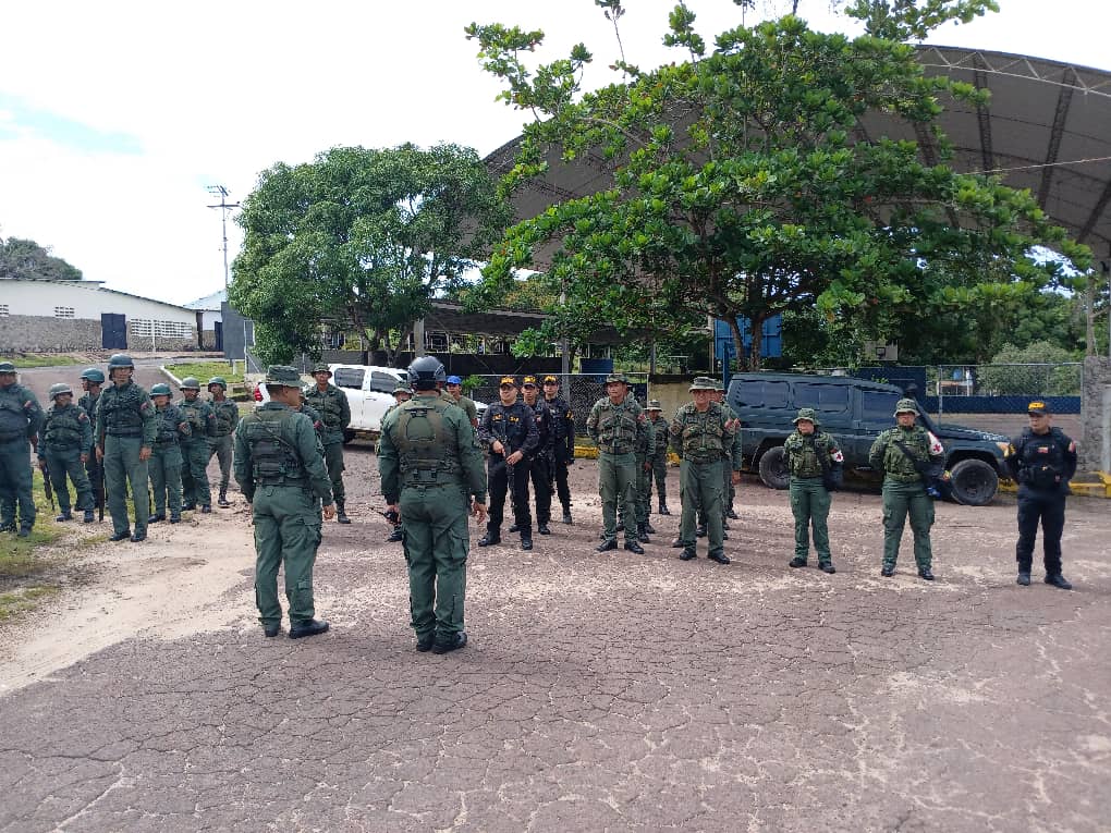 Amazonas63ZODI's tweet photo. La FANB amanece en la calle...!! realizando patrullajes de seguridad para seguir ofreciendo a la población amazonense la mayor suma de seguridad...!! Venezuela es tierra de Paz....!! @ceofanb @dhernandezlarez https://t.co/tJu0vnmseI