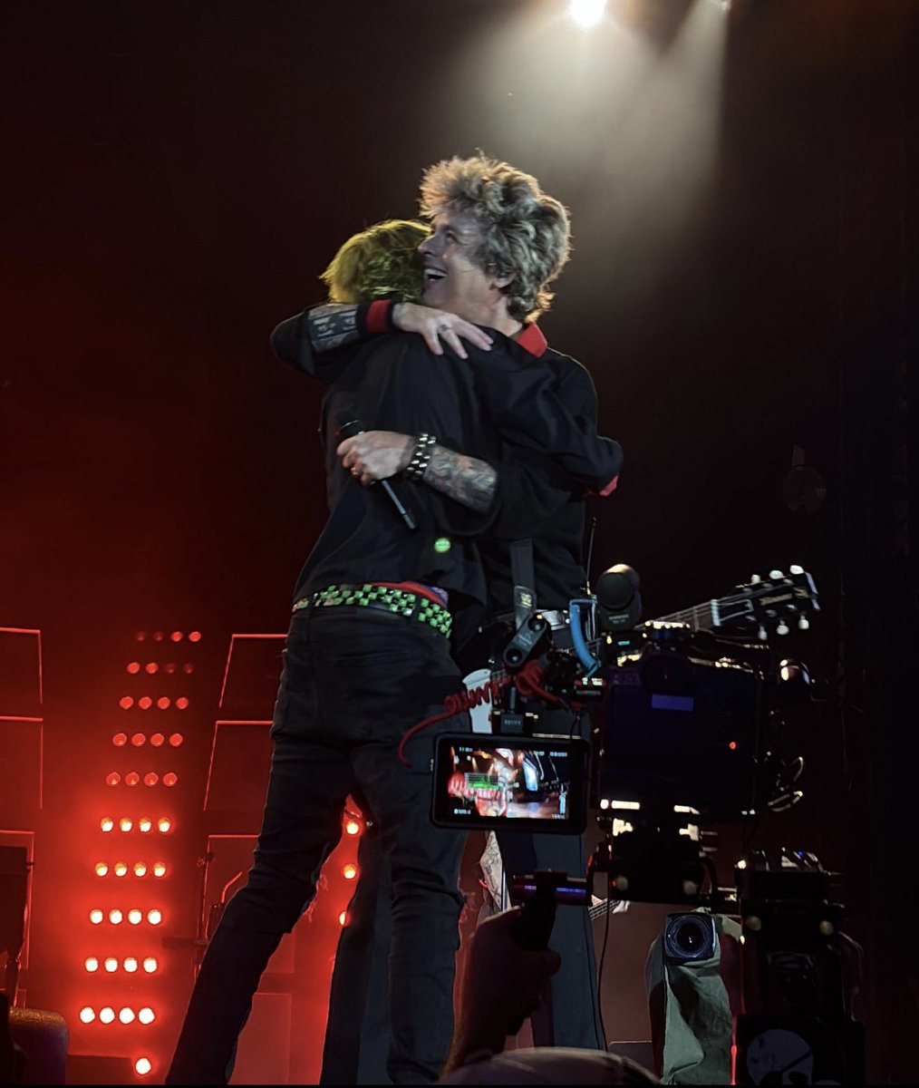 clown boy at the circus💥🦴 tweet media