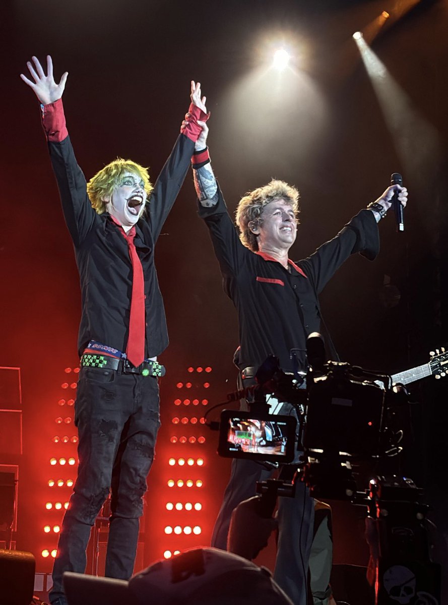 clown boy at the circus💥🦴 tweet media