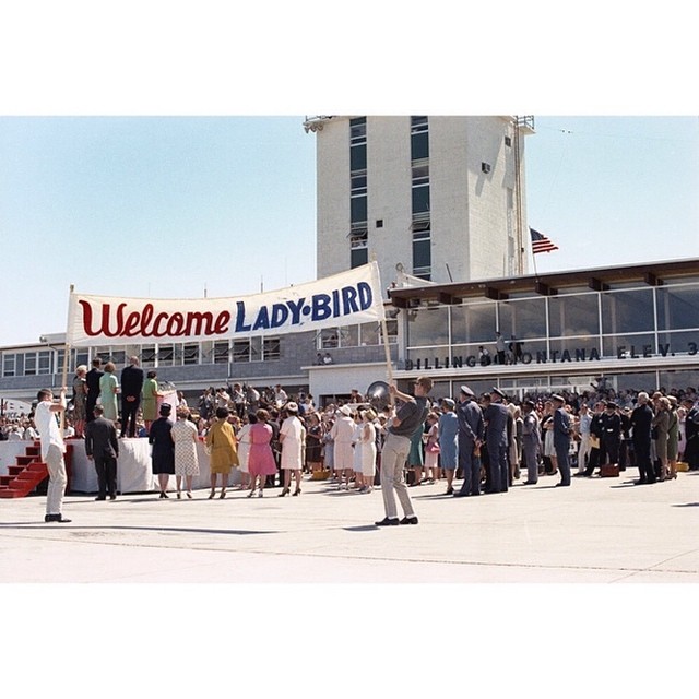 LBJLibrary's tweet image. #OTD: 60 years ago today, #Billings, MT welcomed #LadyBird!

After greeting spectators, Mrs. Johnson traveled to the Jackson Hole Airport in Wyoming, located at the base of the Teton Range. It's the only U.S. commercial airport within a national park.

📷 @WhiteHouse Photo Office