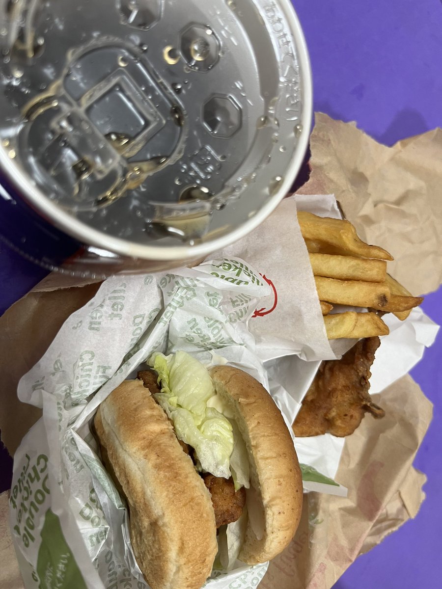 Fcrow_sub's tweet photo. 101日目(一昨日)。ザバスプロテイン×4(豆乳割)、カップヌードルPRO、オムレツもどき(ごはん、カボチャ、ほうれん草、ブロッコリー、玉ねぎ)、KFCダブルフィレバーガーセット(リブ、ポテト、コーラ)🤔。食生活乱れてる。鶏胸、納豆に飽きてきたのが原因。まあぼちぼちやってこう！#ダイエット仲間募集中 https://t.co/Upp5SAXtip