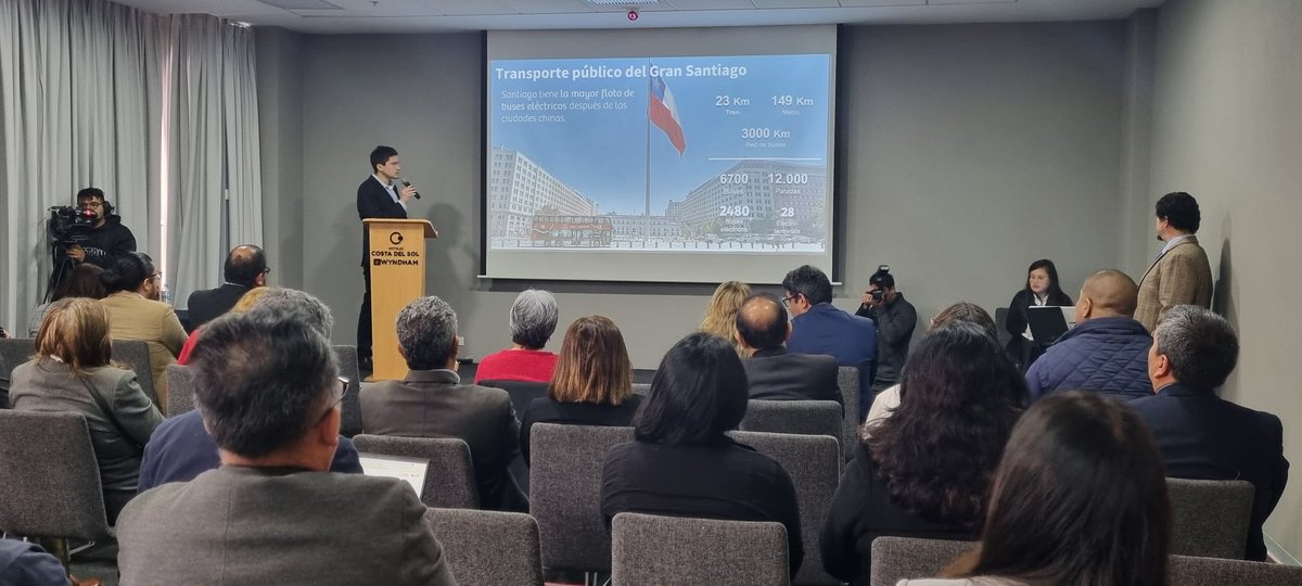 Calacplus's tweet photo. Calac + miércoles, 7 de agosto, 1:03 p. m.

Hoy iniciamos una jornada para compartir experiencias entre paises 🇨🇱🇨🇴🇲🇽🇵🇪 en el Foro Internacional “Desafíos en la implementación de tecnologías para un transporte más limpio en ciudades de América Latina”#Calac #Cosude https://t.co/4wRHnnkrr5