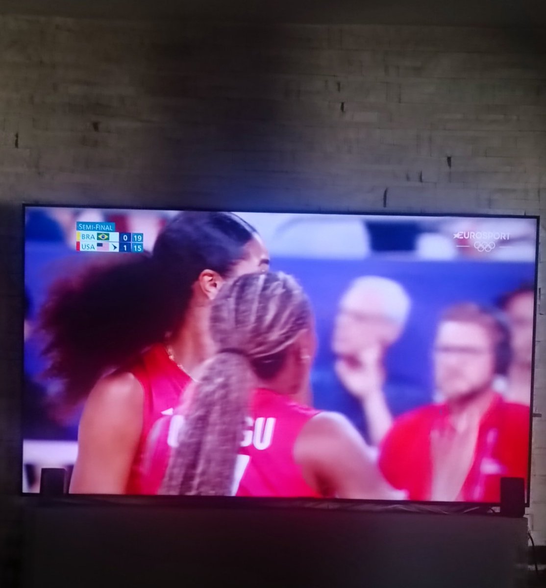 szafra1's tweet photo. @ptrapla desde Sevilla y toda la familia en el salon siguiendo a nuestra jugadora favorita Gabi  Guimarães https://t.co/1O2ioB6C1g