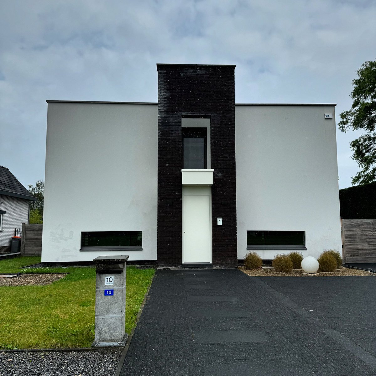 He’s a 10 but he is on this website