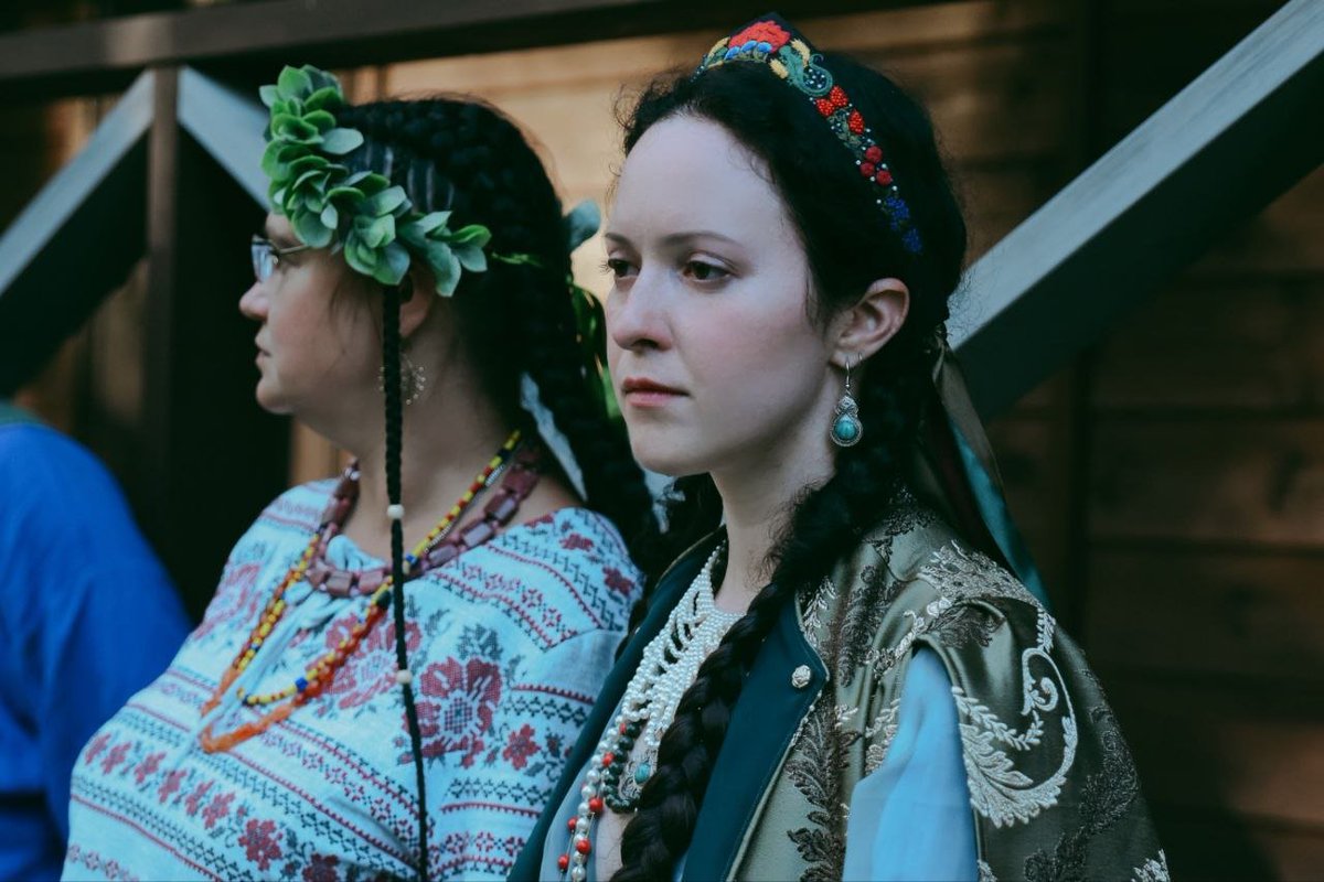 Очевидно, что лицо надо было рисовать лучше, так как стресс и жара плохое сочетание, но кокошничек вышел просто дивным!