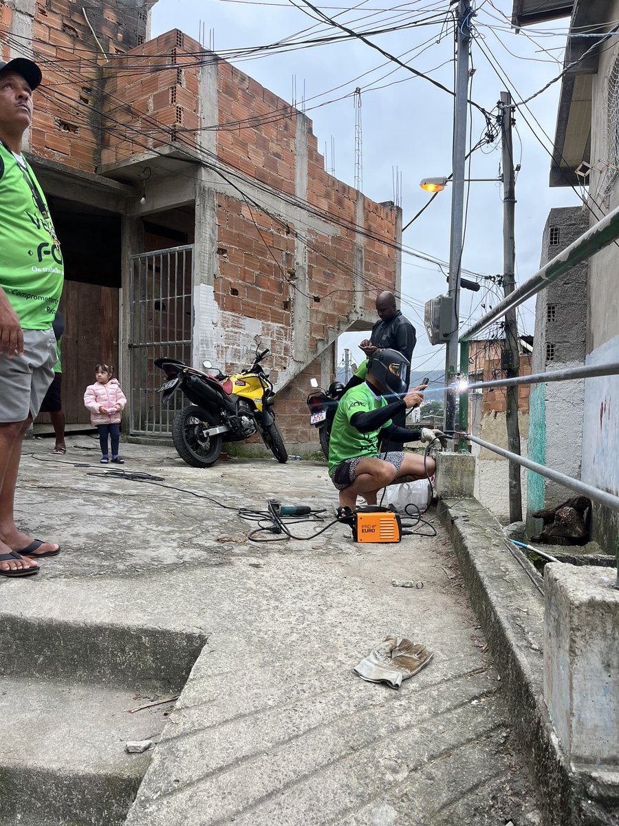 FaelFaustin0's tweet photo. 🛠️ Manutenção na Travessa São Francisco Xavier! 🛠️
🔧 Fizemos a manutenção do guarda-corpo e a pintura.
💪🏼 Seguimos trabalhando para melhorar nossa comunidade!
#Fael
#ComunidadeUnida
#Manutenção https://t.co/Ryn2HtJkcQ