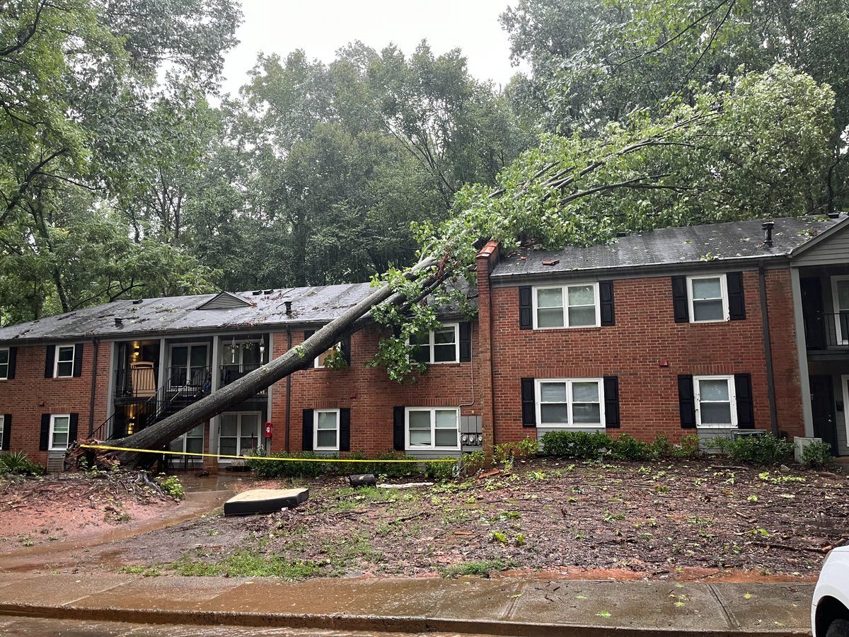 DstnyRichardsTV's tweet image. DEBBY DAMAGE: Lots of flooding across the Charlotte area as Tropical Storm Debby dumps heavy amounts of rain! 🌧️

Watch out for downed trees and power lines and charge up your devices in case of a power outage. #WCNC