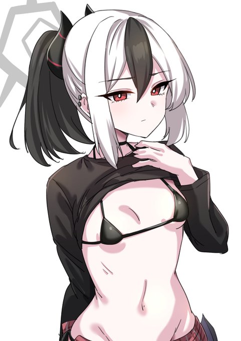 お願いしたらマイクロビキニ着てくれるか 