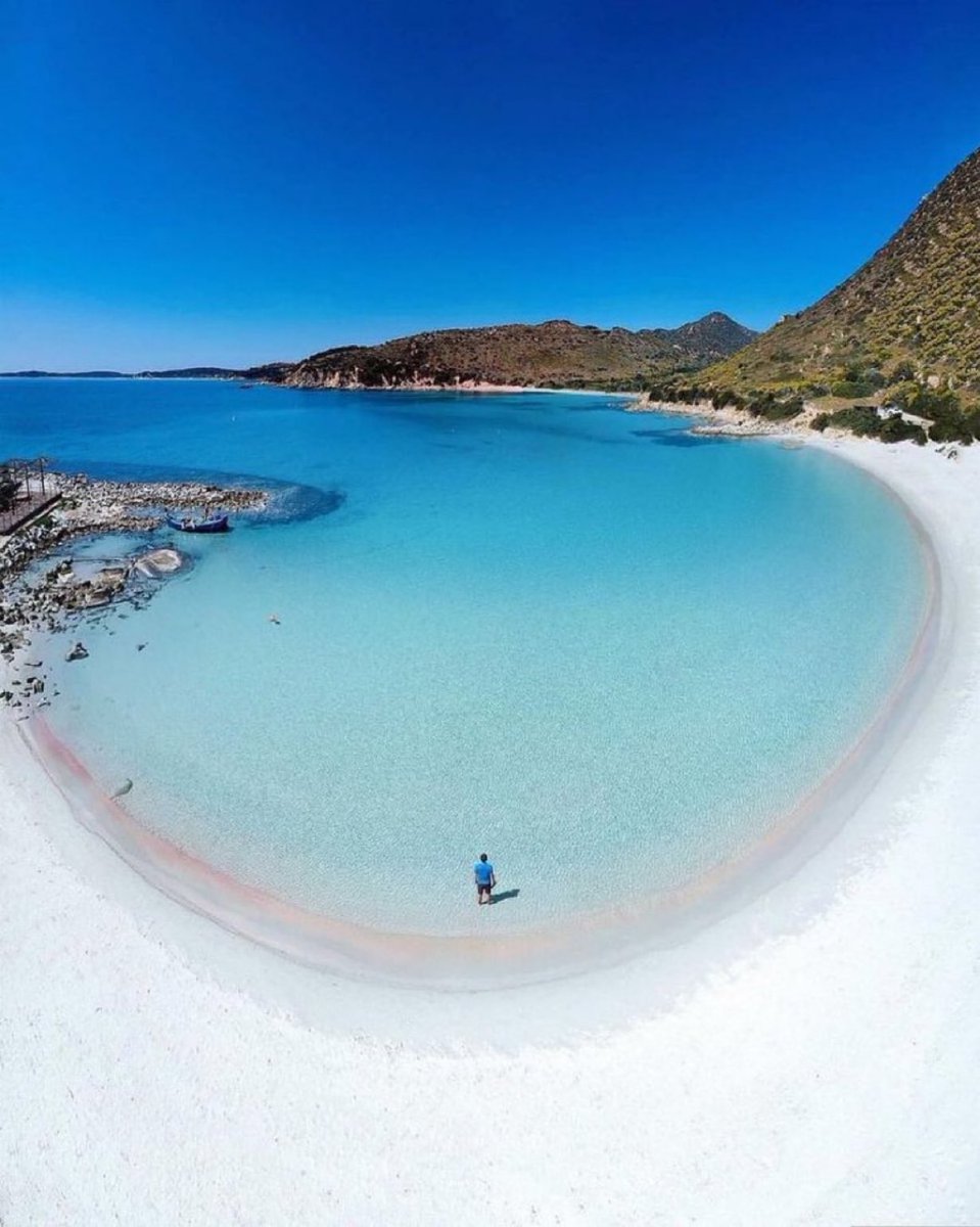 viewsoff's tweet photo. Beach in Italy. https://t.co/UmhSq3GAg5